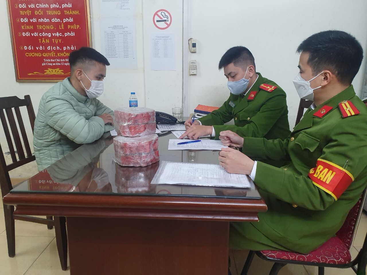 Nhân dân tự giác giao nộp trên 400 kg pháo, 130 quả pháo và 2,63 kg thuốc pháo